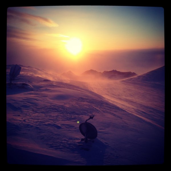 beautifulcoldwindyarcticviewfromthepearlridgelabroof.jpg