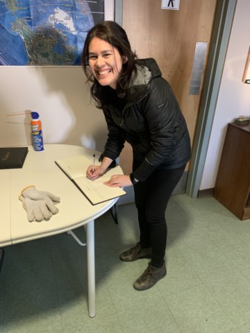 beatrizsigningtheguestbookattheridgelab.jpg